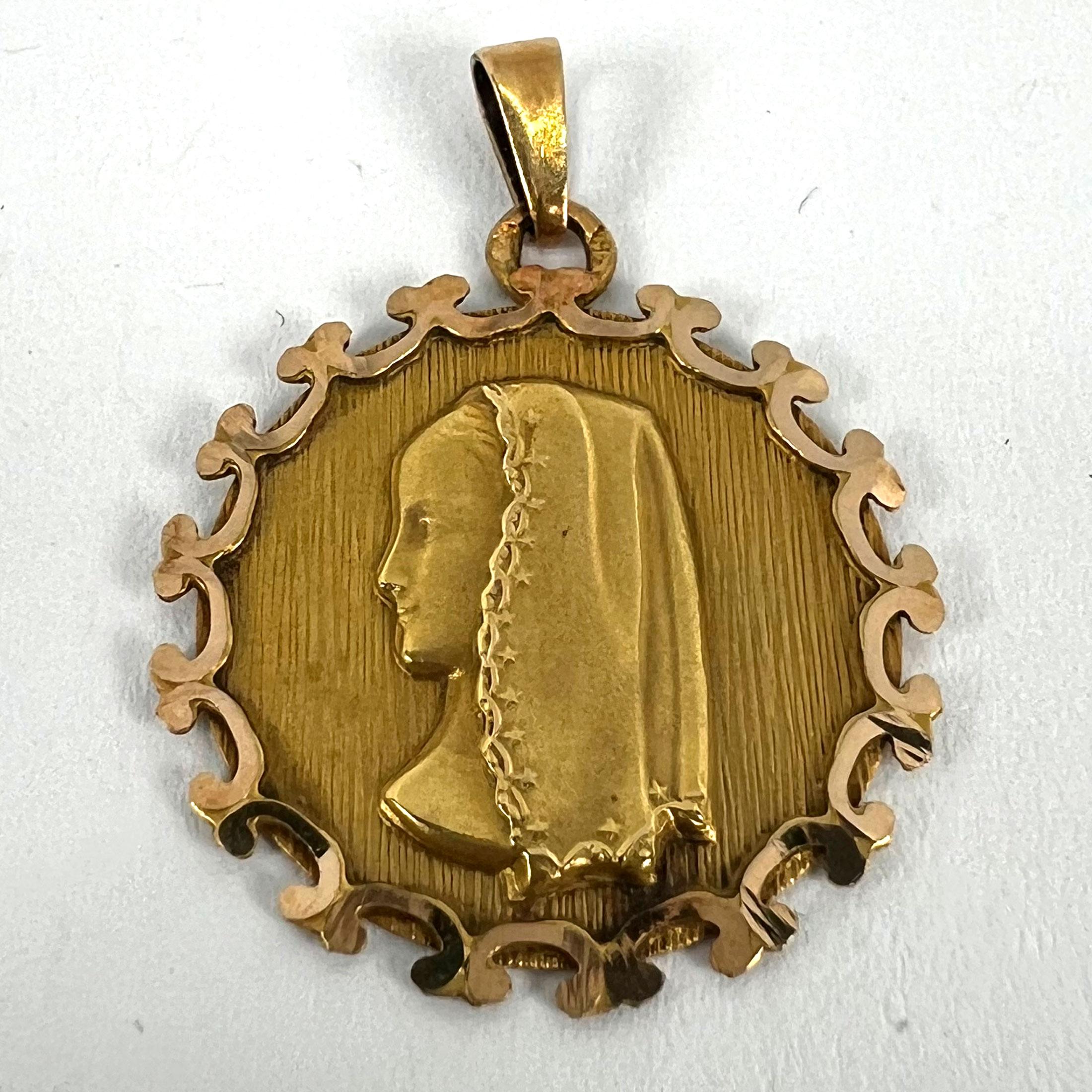 Vintage French Virgin Mary 18K Yellow Gold Medal Pendant en venta 9