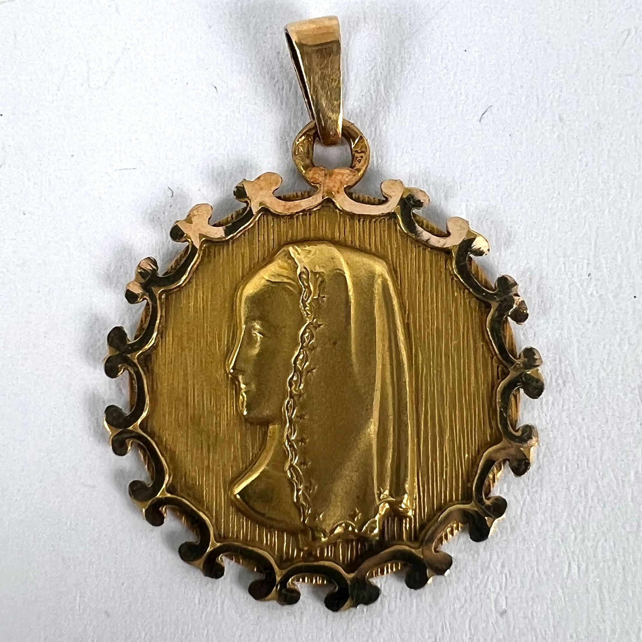 Vintage French Virgin Mary 18K Yellow Gold Medal Pendant en venta 8
