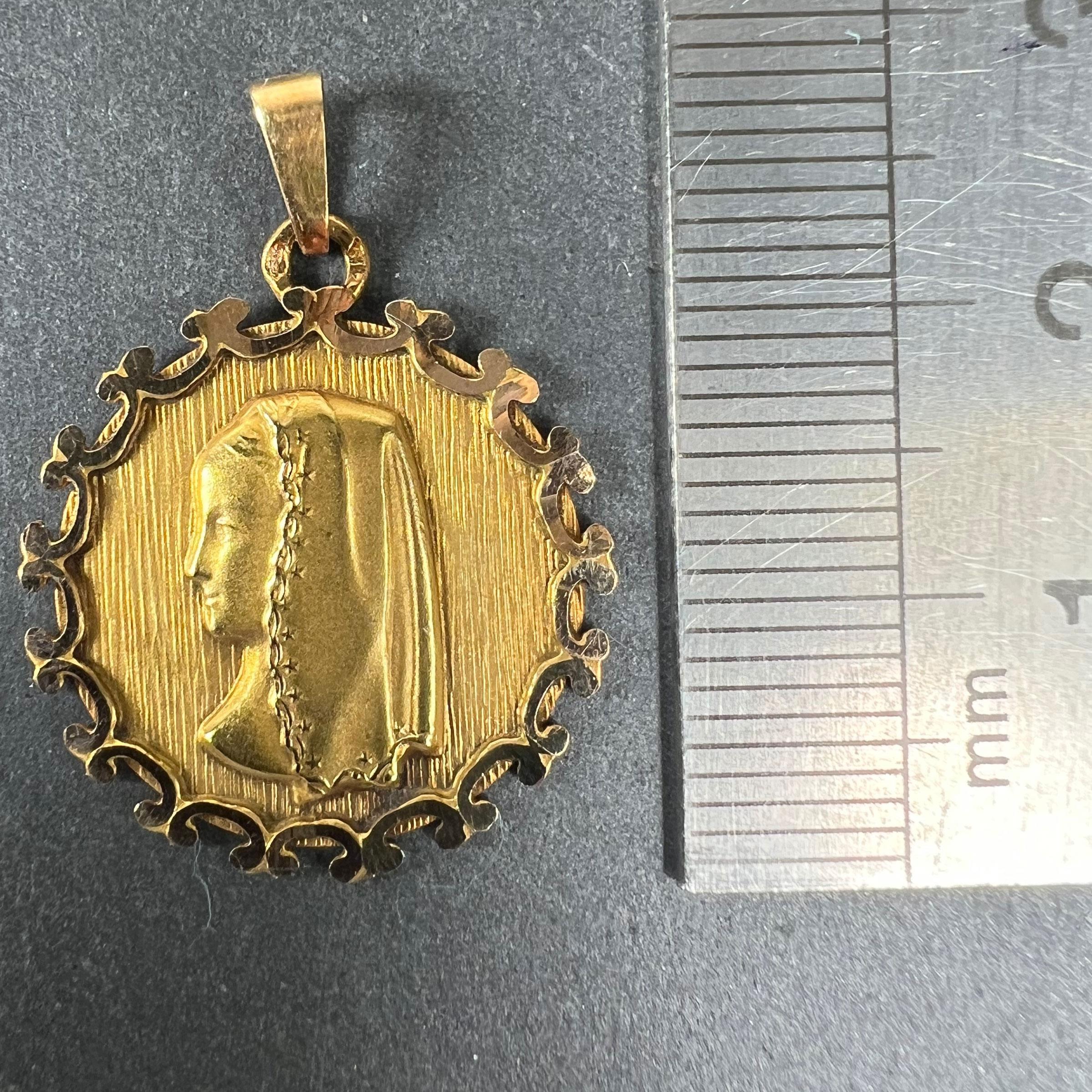 Vintage French Virgin Mary 18K Yellow Gold Medal Pendant en venta 6