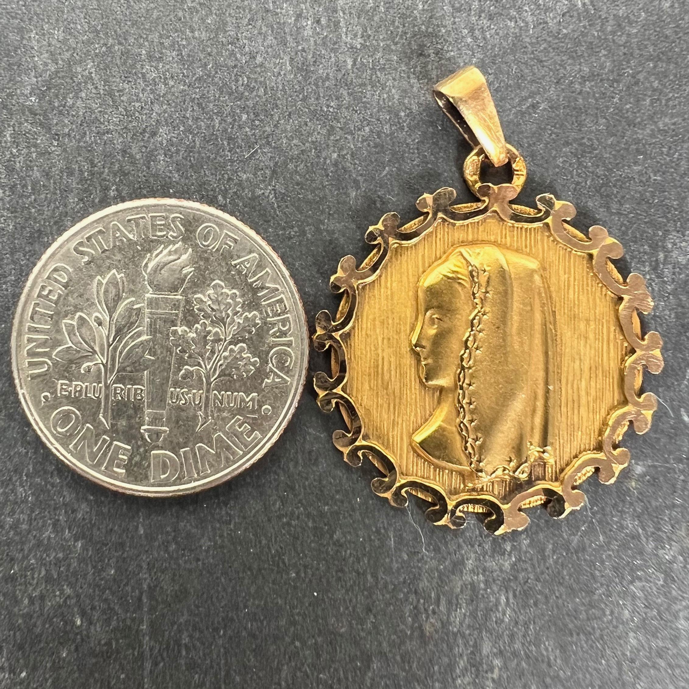 Vintage French Virgin Mary 18K Yellow Gold Medal Pendant en venta 7