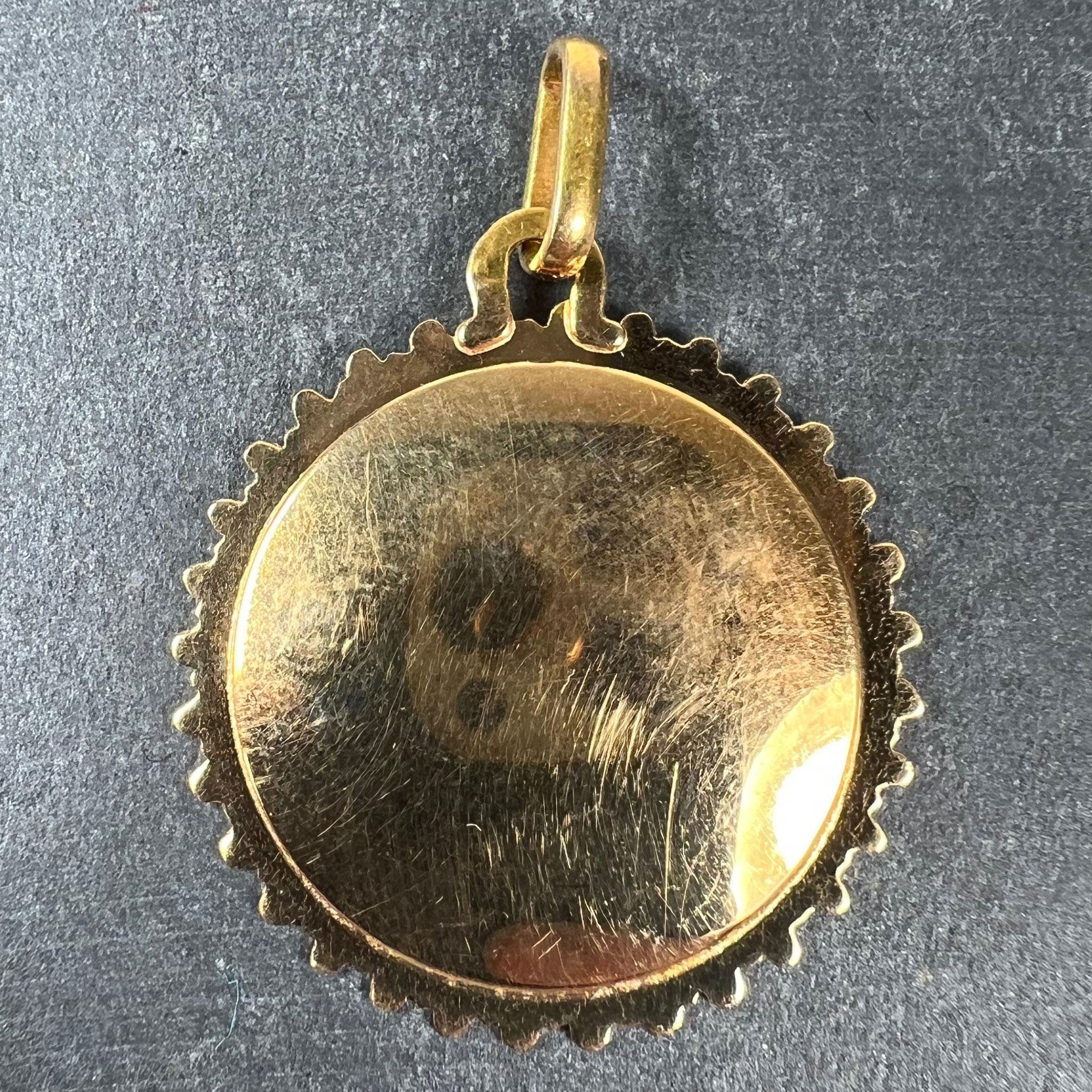 Ciondolo con medaglia in oro giallo rosa francese Perroud Virgin Mary 18K In condizioni buone in vendita a London, GB