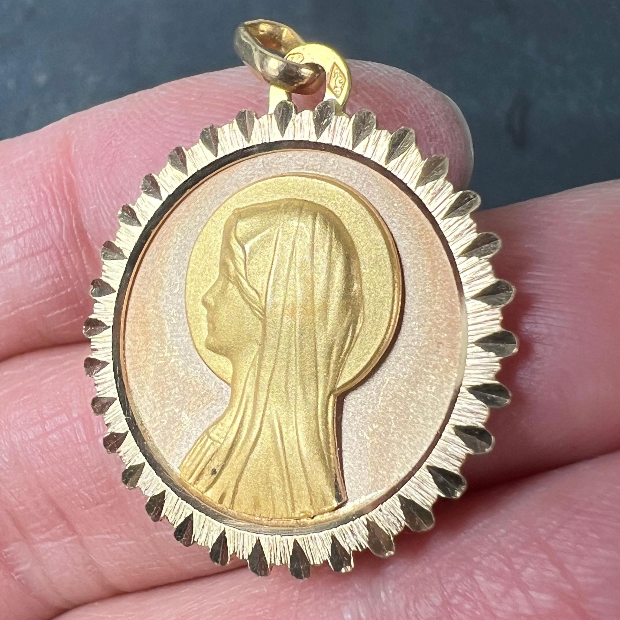 Ciondolo con medaglia in oro giallo rosa francese Perroud Virgin Mary 18K in vendita 2