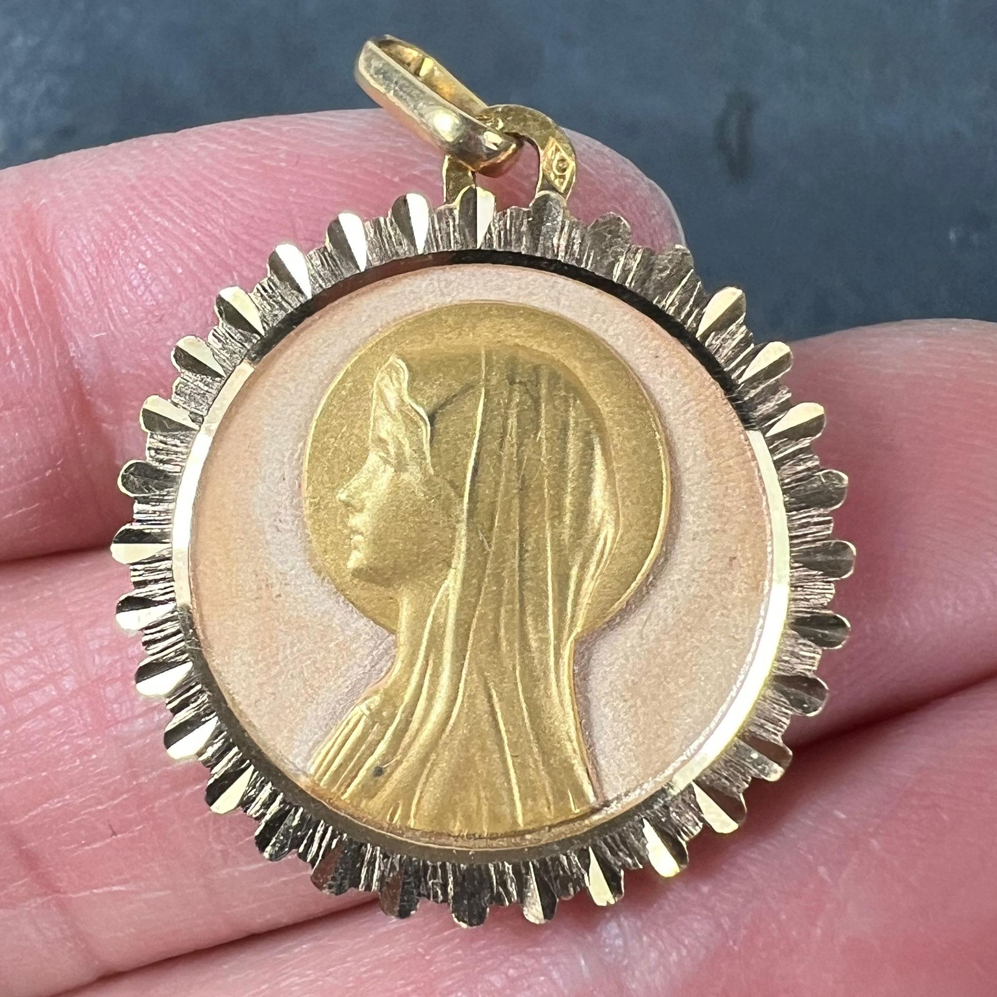 Ciondolo con medaglia in oro giallo rosa francese Perroud Virgin Mary 18K in vendita 1