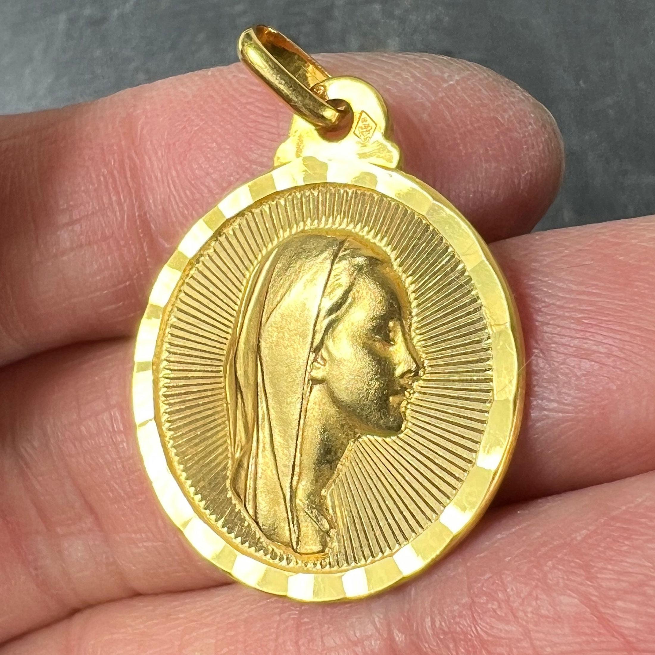 Vintage French Virgin Mary 18K Yellow Gold Sunburst Medal Pendant In Excellent Condition For Sale In London, GB