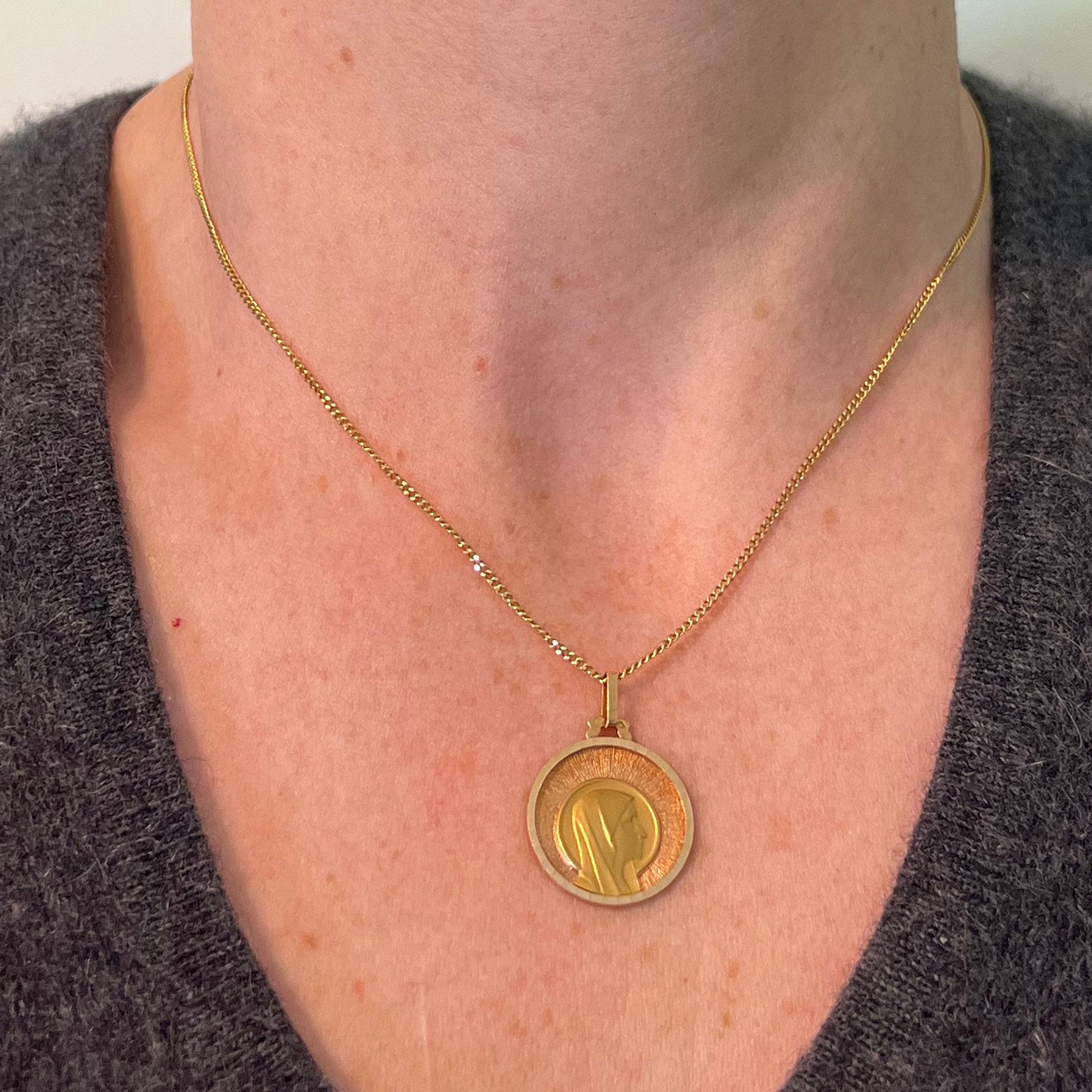 Colgante Vintage Virgen María Francesa de Oro Amarillo Rosa de 18 quilates con Medalla Sunburst en Bueno estado para la venta en London, GB