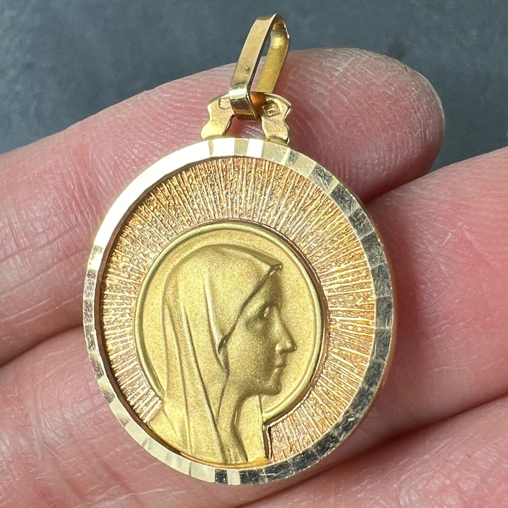 Colgante Vintage Virgen María Francesa de Oro Amarillo Rosa de 18 quilates con Medalla Sunburst en venta 1