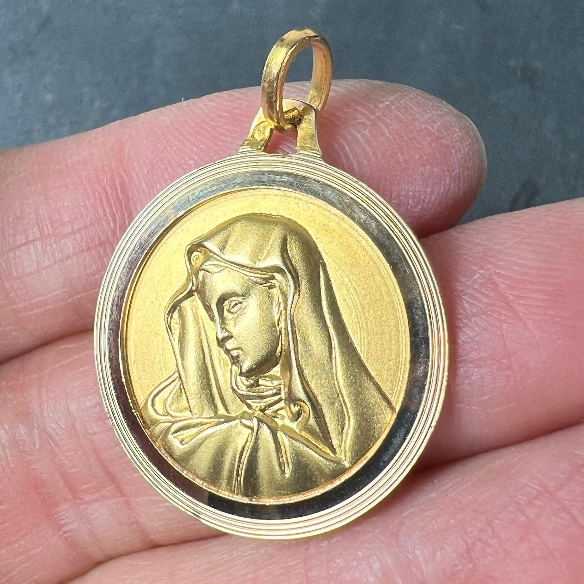 Vintage French Virgin Mary 18K Yellow Gold Medal Pendant In Good Condition For Sale In London, GB