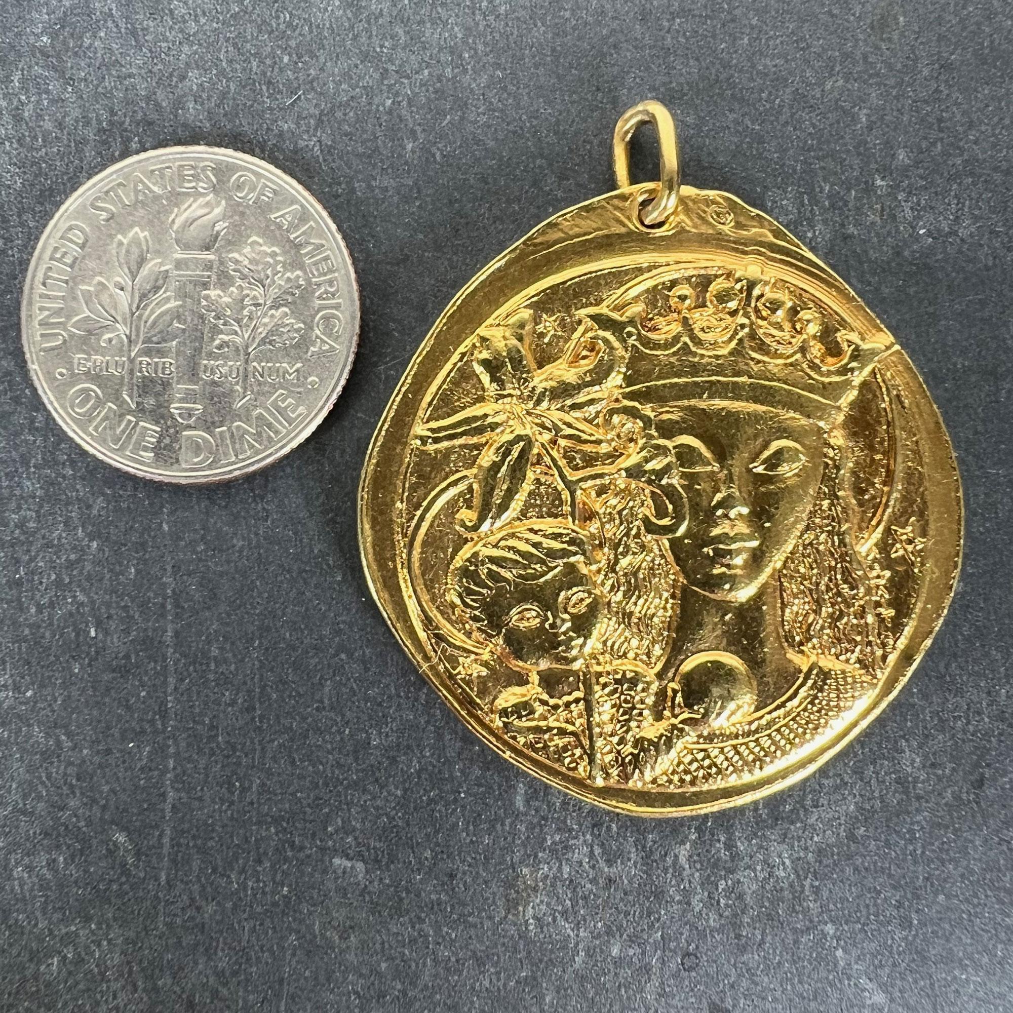 Grande ciondolo francese Monnaie De Paris Vergine Maria Gigli Madonna in oro giallo 18 carati in vendita 7