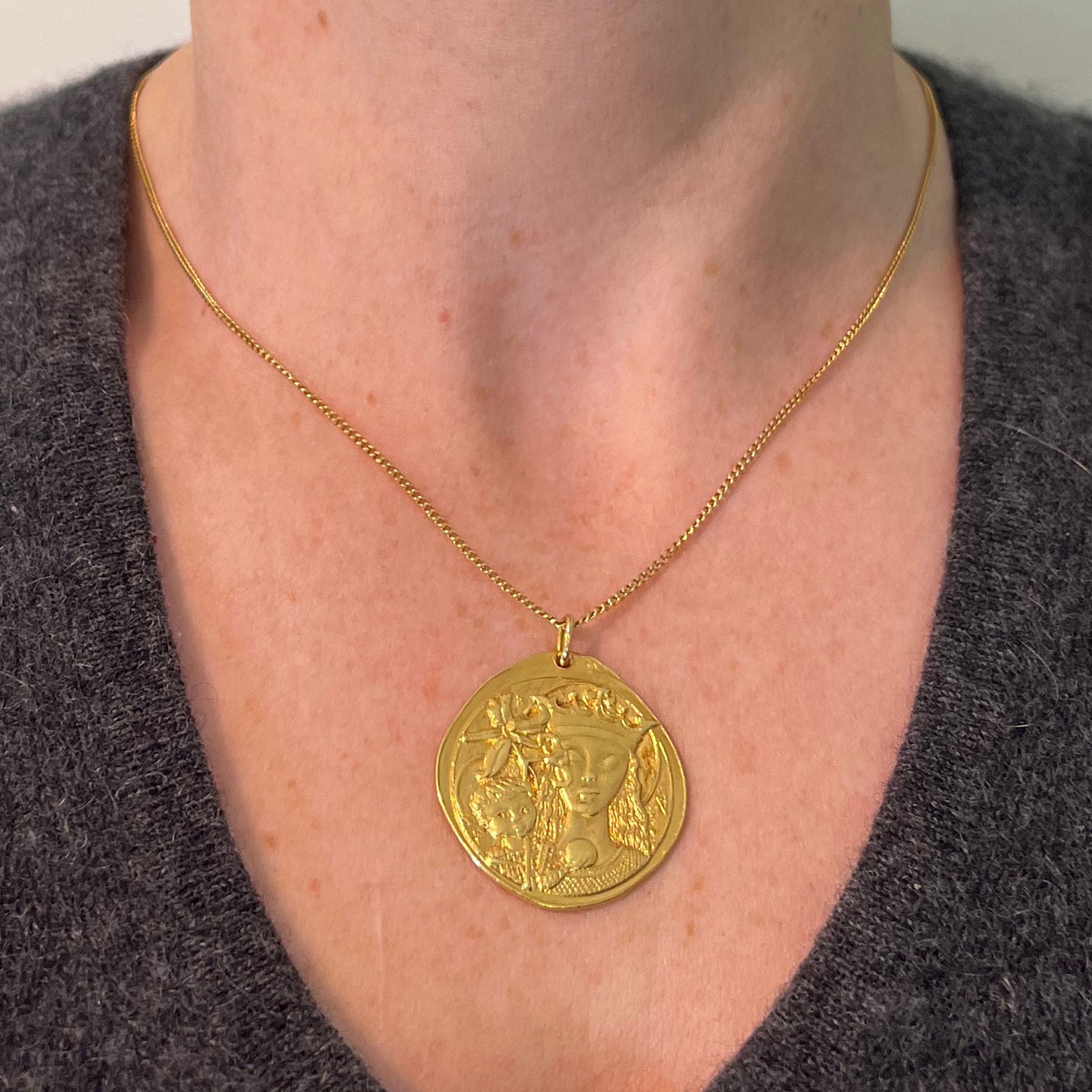 Donna Grande ciondolo francese Monnaie De Paris Vergine Maria Gigli Madonna in oro giallo 18 carati in vendita