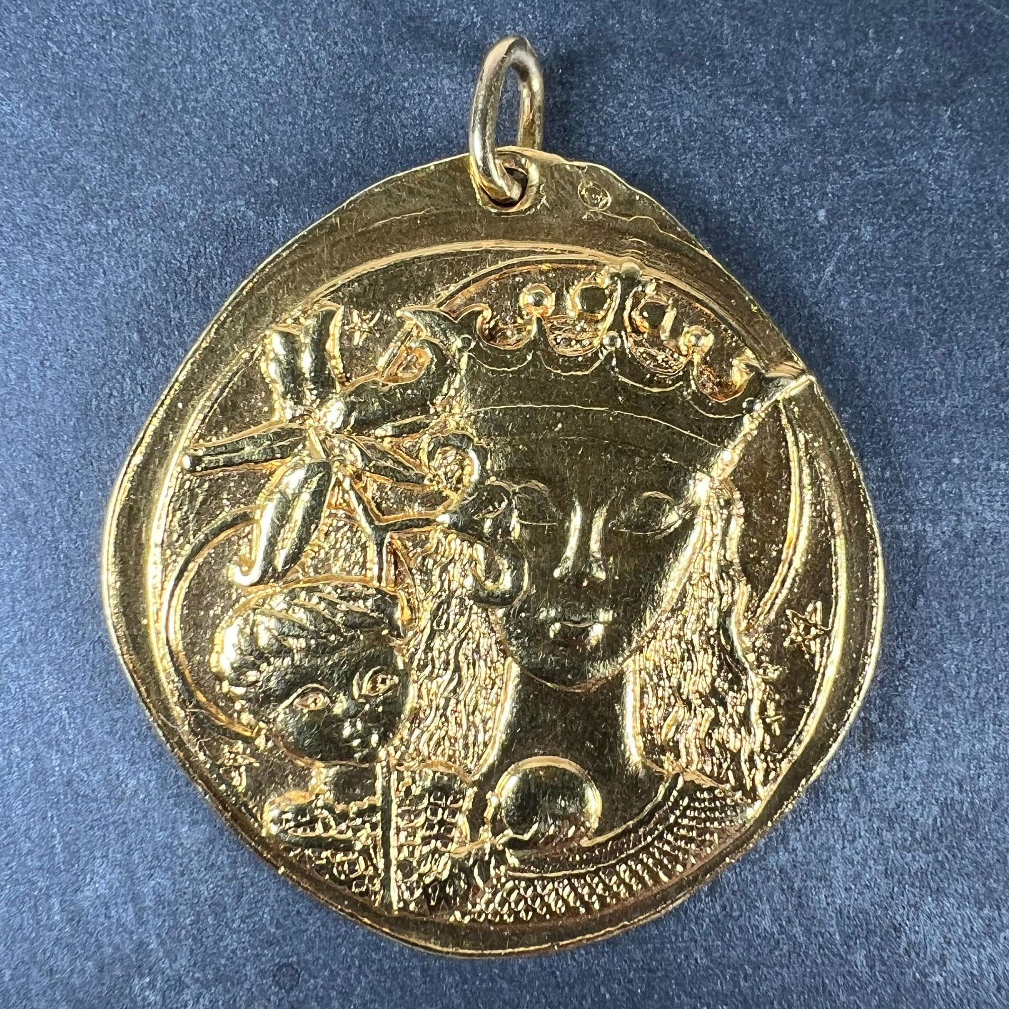 Un grande pendente francese in oro giallo 18 carati (18K) disegnato come una medaglia che raffigura la Vergine Maria incoronata e Gesù Cristo come Madonna e Bambino con un covone di gigli. Il rovescio raffigura una croce con il simbolo di Khi Rho