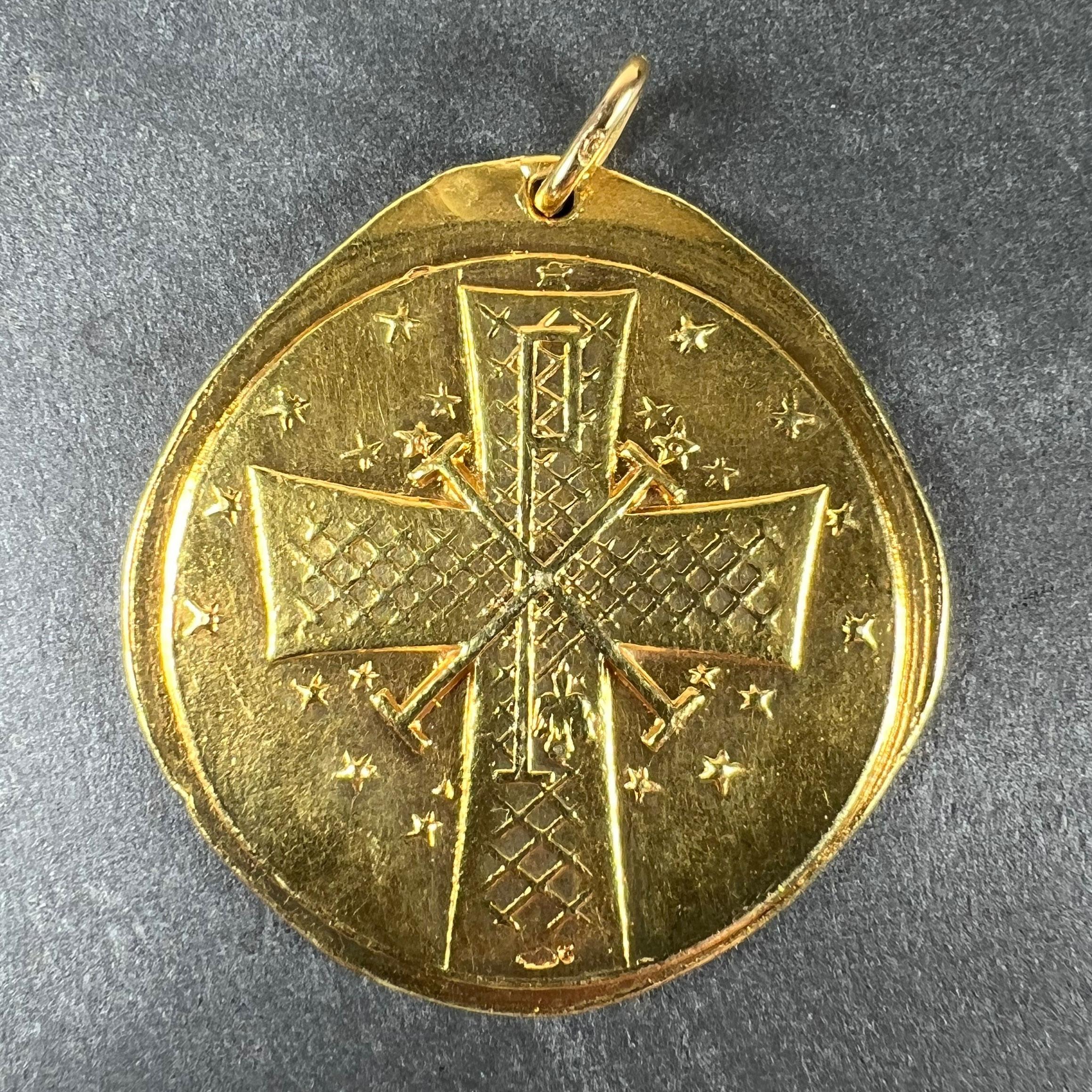 Grande ciondolo francese Monnaie De Paris Vergine Maria Gigli Madonna in oro giallo 18 carati In condizioni buone in vendita a London, GB