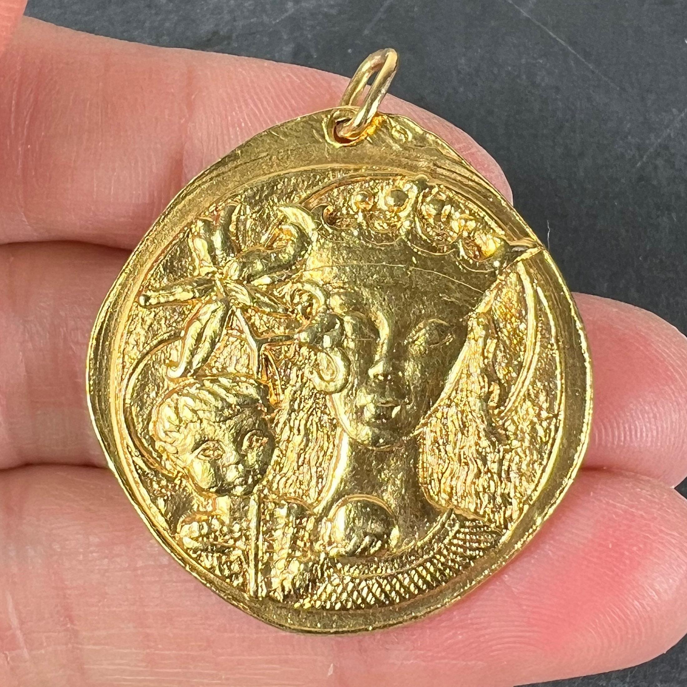 Grande ciondolo francese Monnaie De Paris Vergine Maria Gigli Madonna in oro giallo 18 carati in vendita 1