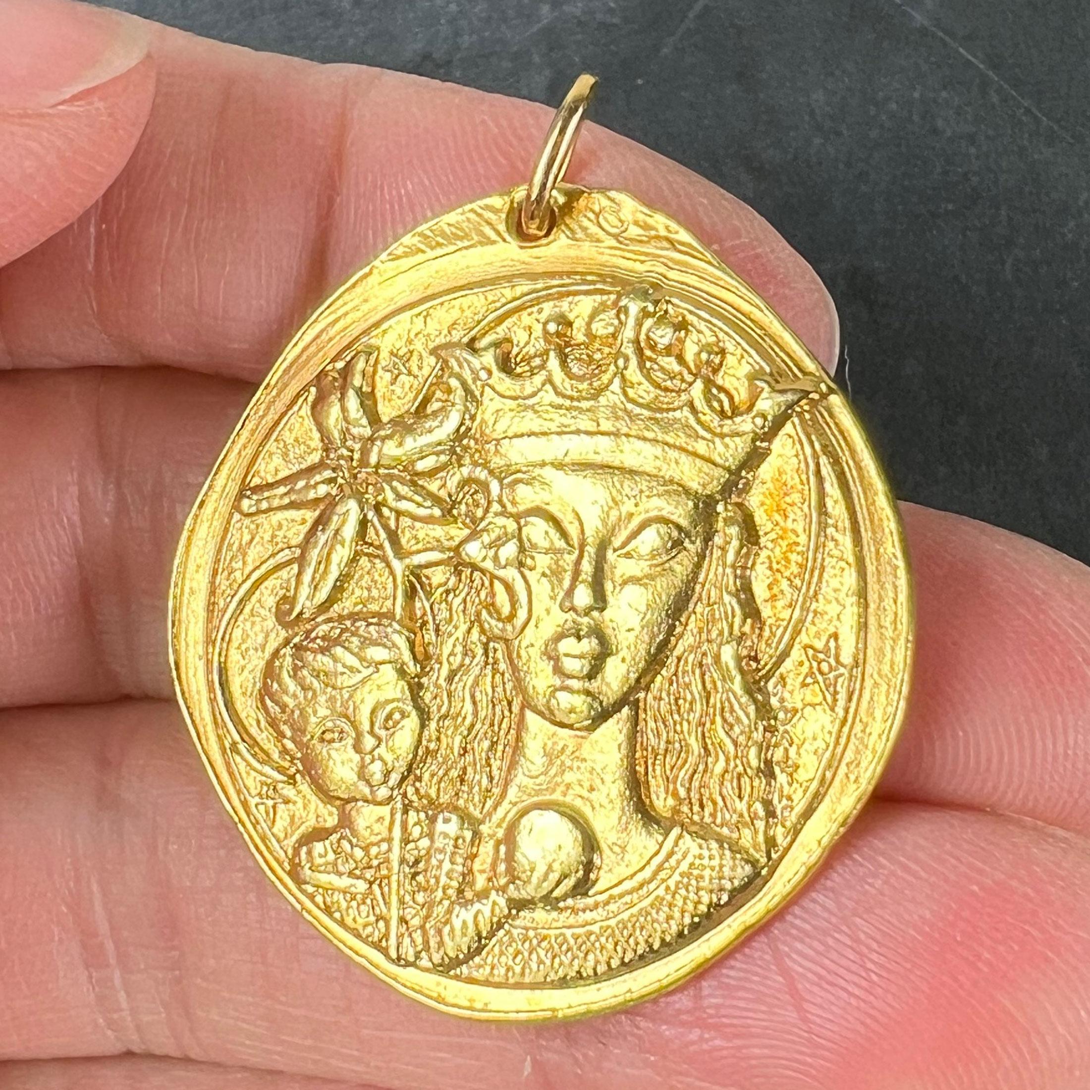 Grande ciondolo francese Monnaie De Paris Vergine Maria Gigli Madonna in oro giallo 18 carati in vendita 2