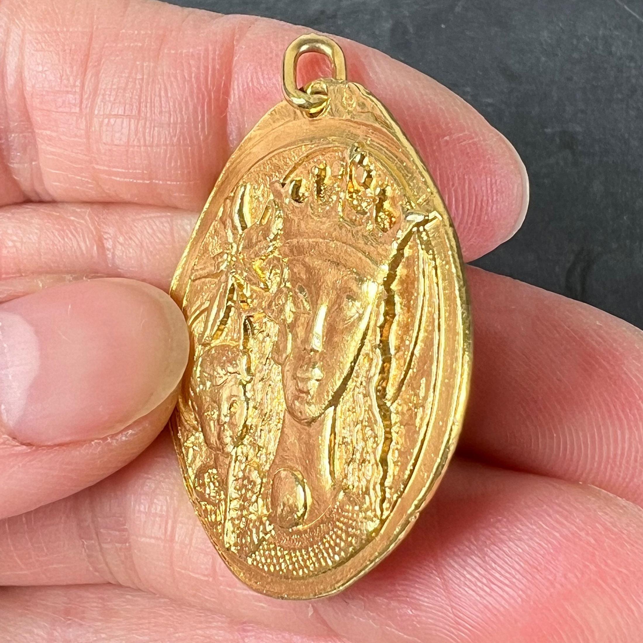 Grande ciondolo francese Monnaie De Paris Vergine Maria Gigli Madonna in oro giallo 18 carati in vendita 3