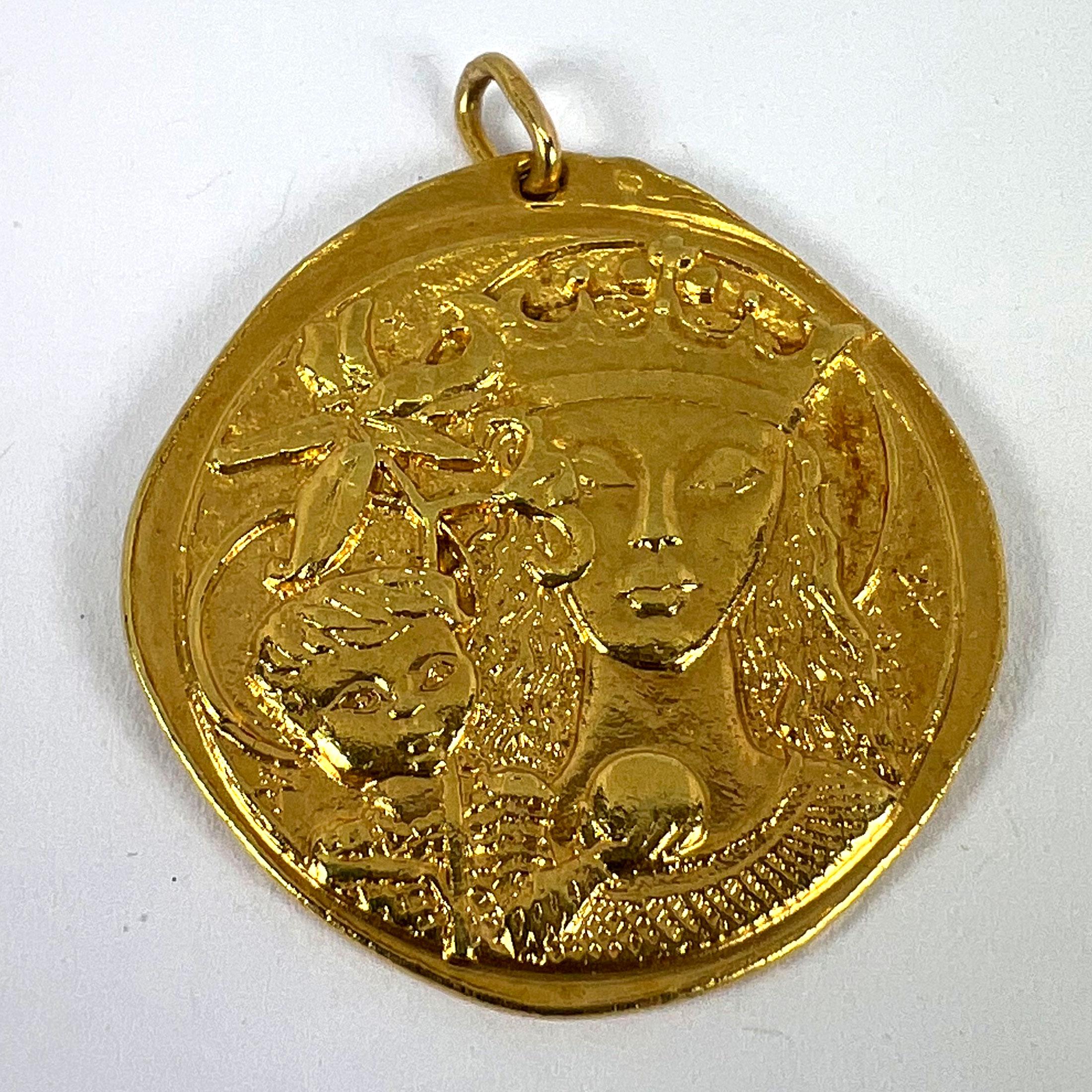 Grande ciondolo francese Monnaie De Paris Vergine Maria Gigli Madonna in oro giallo 18 carati in vendita 9