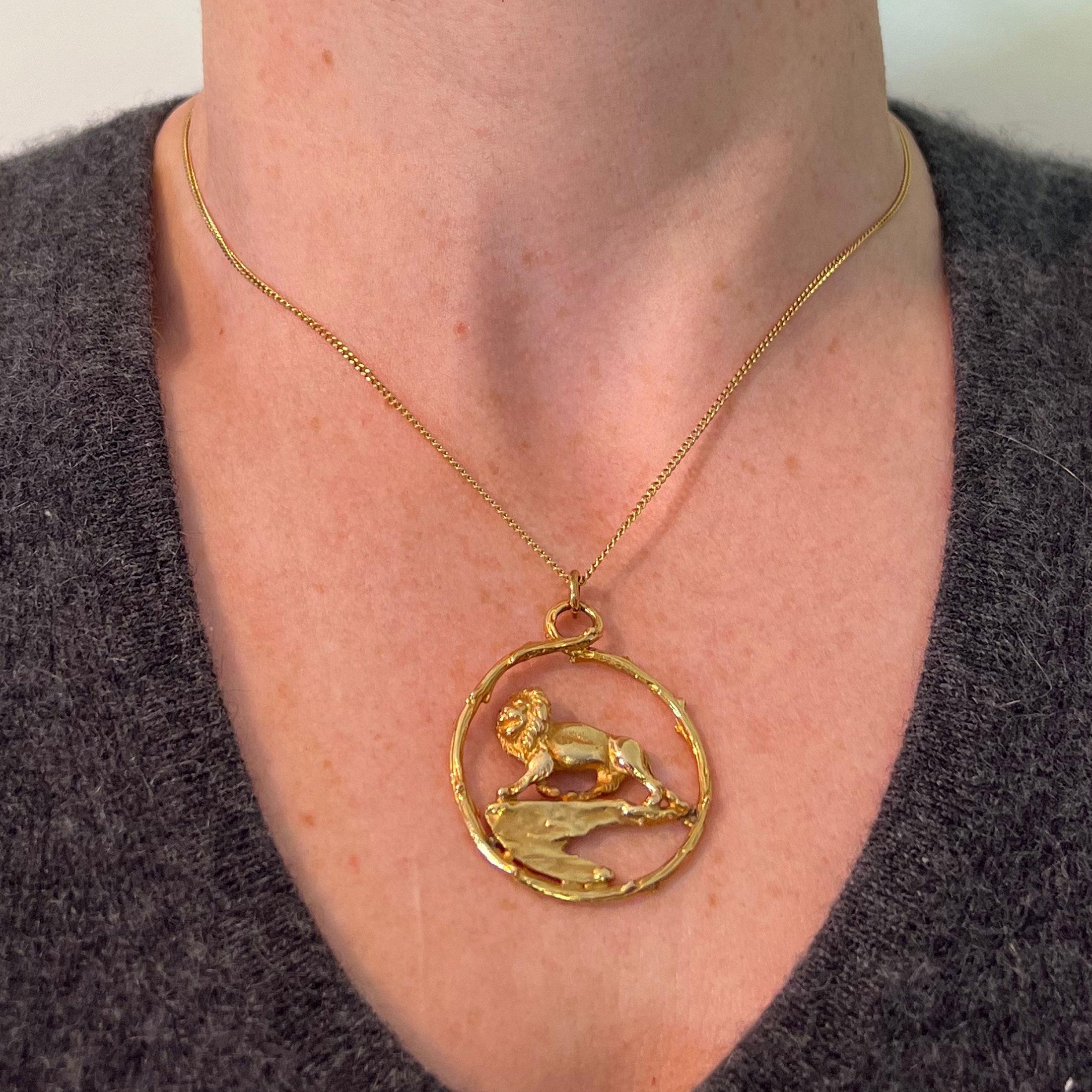Rosenthal Large Zodiac Leo Pendentif à breloque lion en or jaune 18K Pour femmes en vente