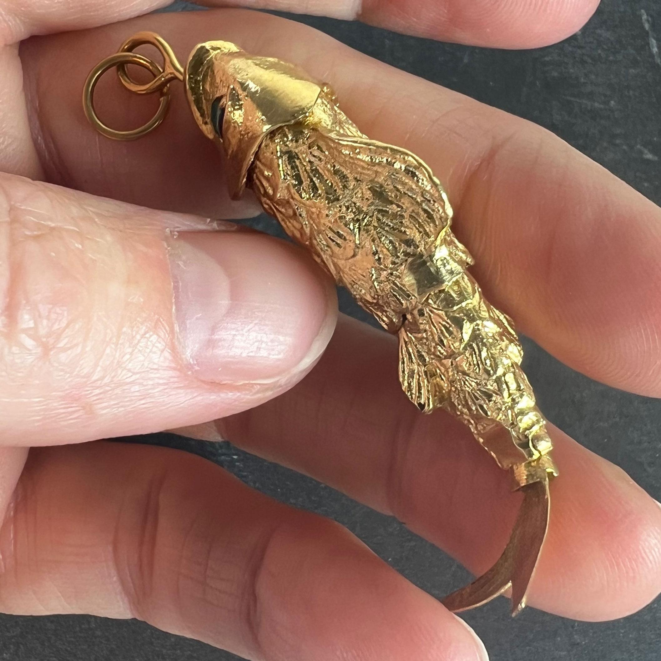 Colgante de oro amarillo de 18 quilates con forma de pez articulado en venta 1