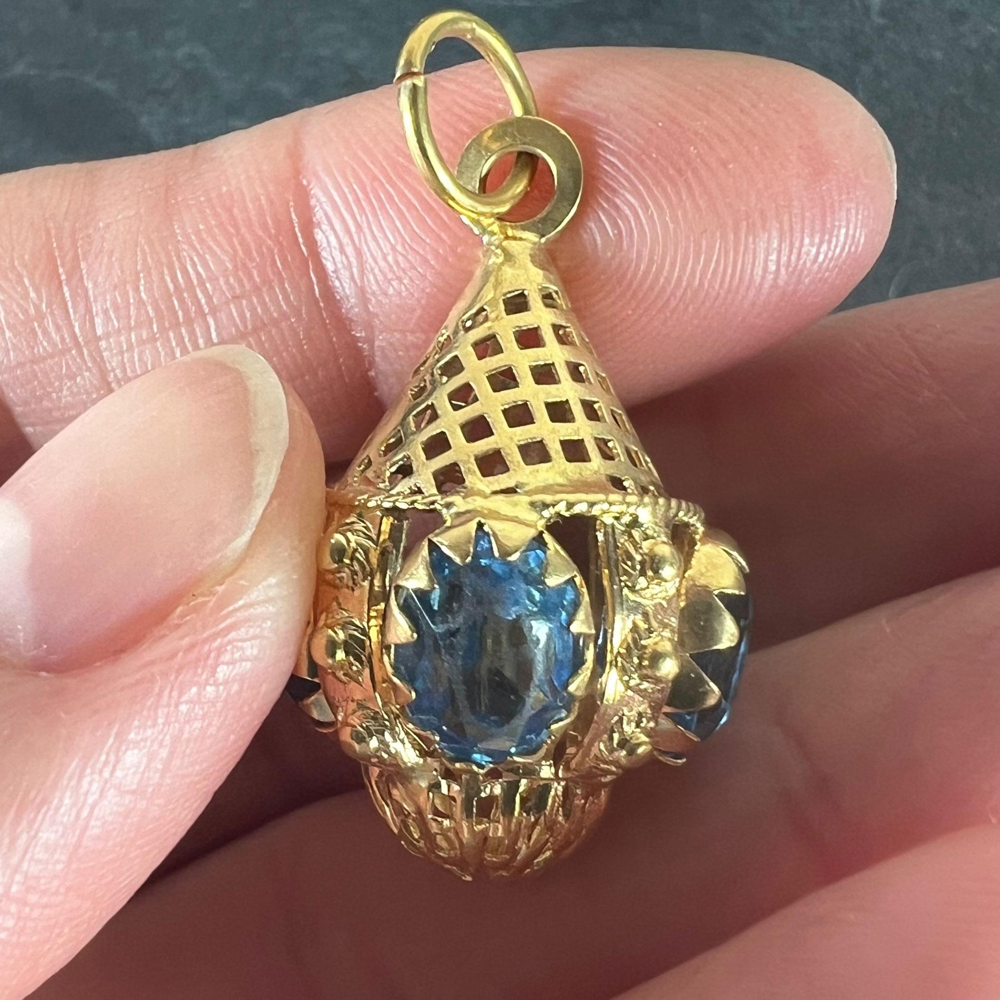 Ciondolo Charm Etrusco in oro giallo 18K in vendita 2