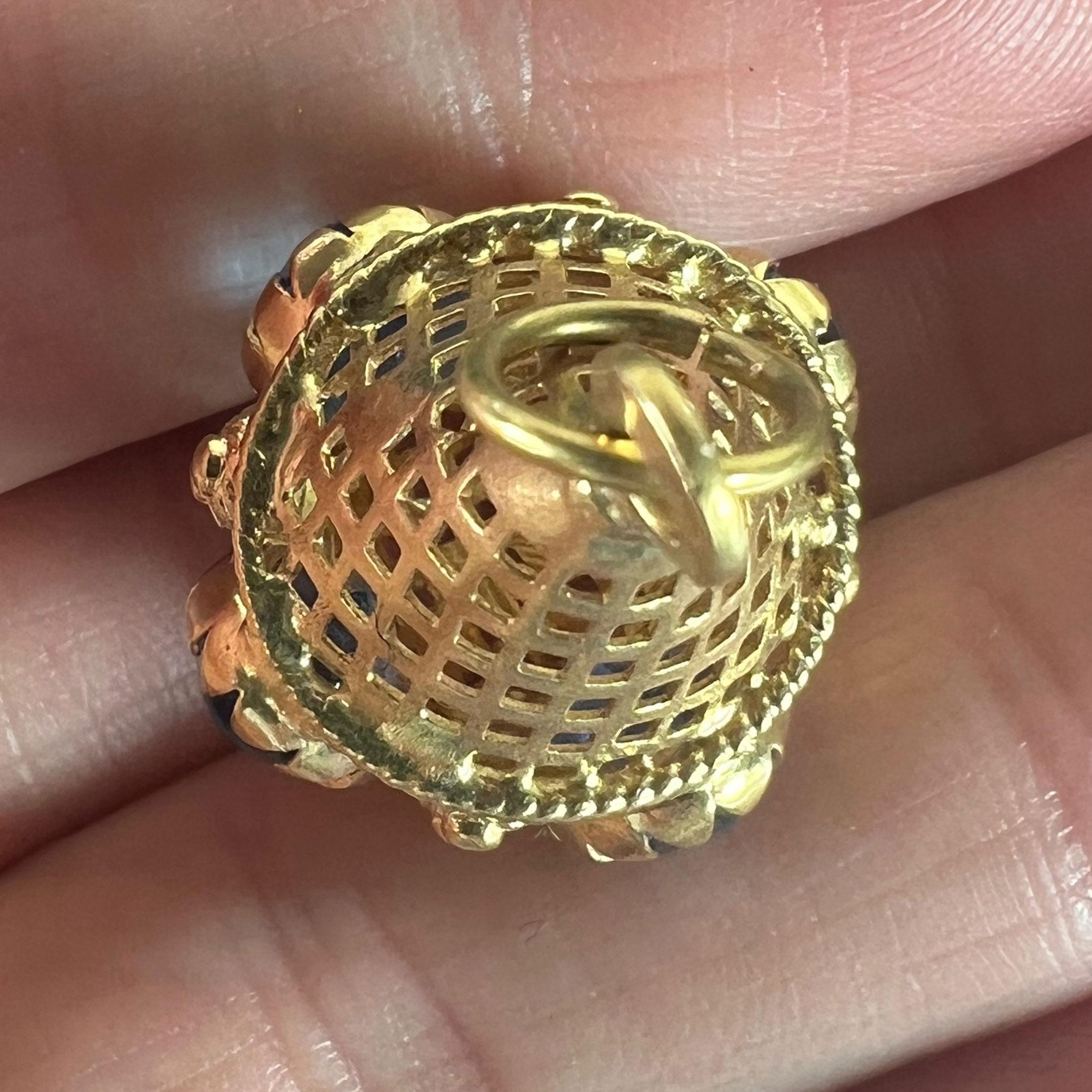 Ciondolo Charm Etrusco in oro giallo 18K in vendita 5