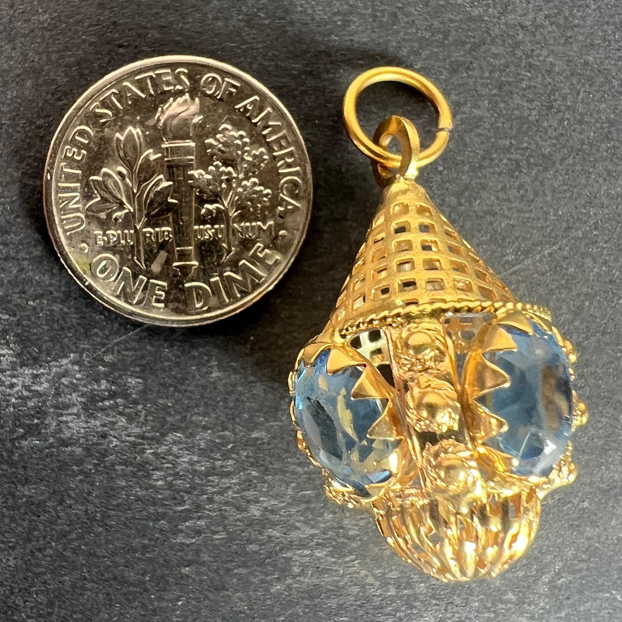 Ciondolo Charm Etrusco in oro giallo 18K in vendita 9