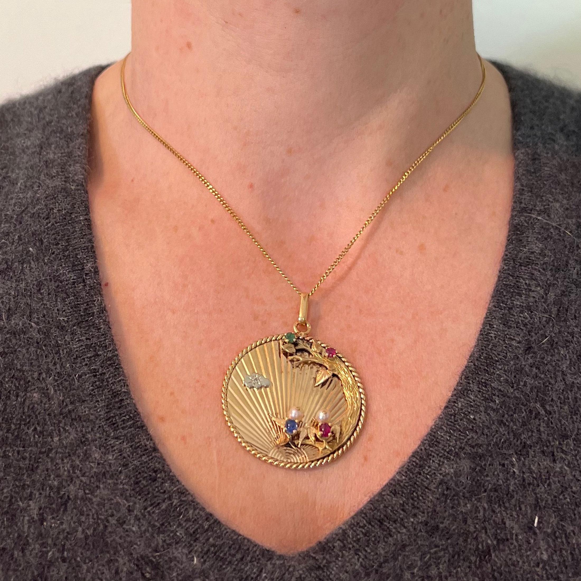 Grand pendentif français Lovebirds en or jaune 18 carats, émeraude, rubis, saphir et diamant Bon état - En vente à London, GB