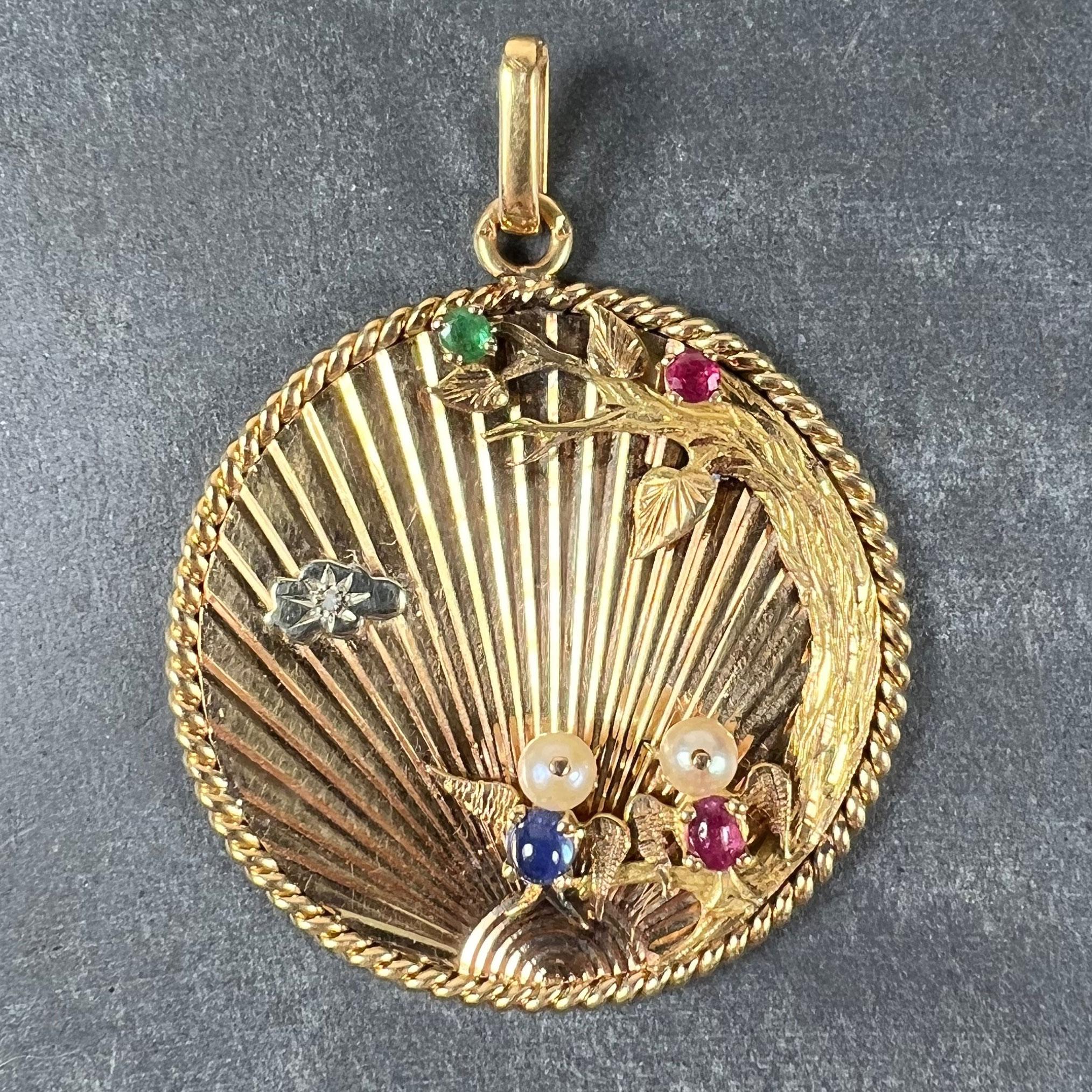 Pendentif français en or jaune 18 carats (18K) représentant un couple d'amoureux sur une branche devant le soleil couchant. Serti d'une émeraude, d'un rubis et d'un diamant facettés, d'un rubis et d'un saphir cabochon et de deux perles de culture.