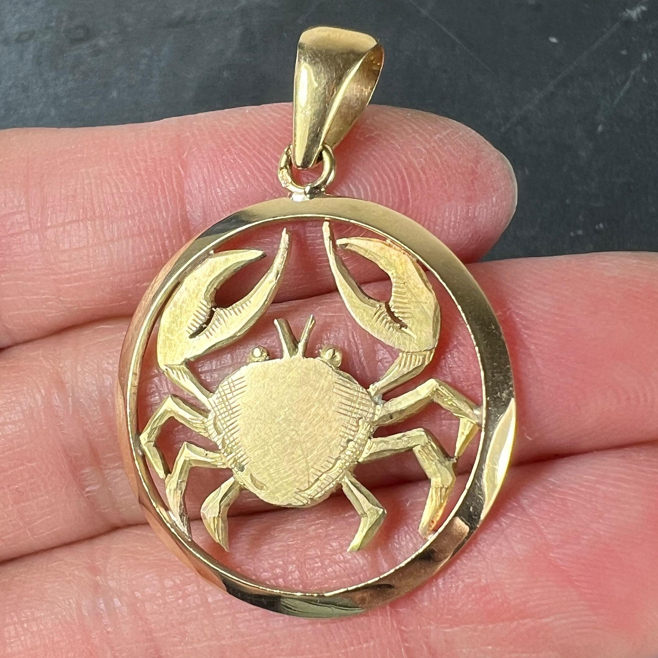 Large French 18K Yellow Gold Zodiac Cancer Crab Charm Pendant In Good Condition For Sale In London, GB
