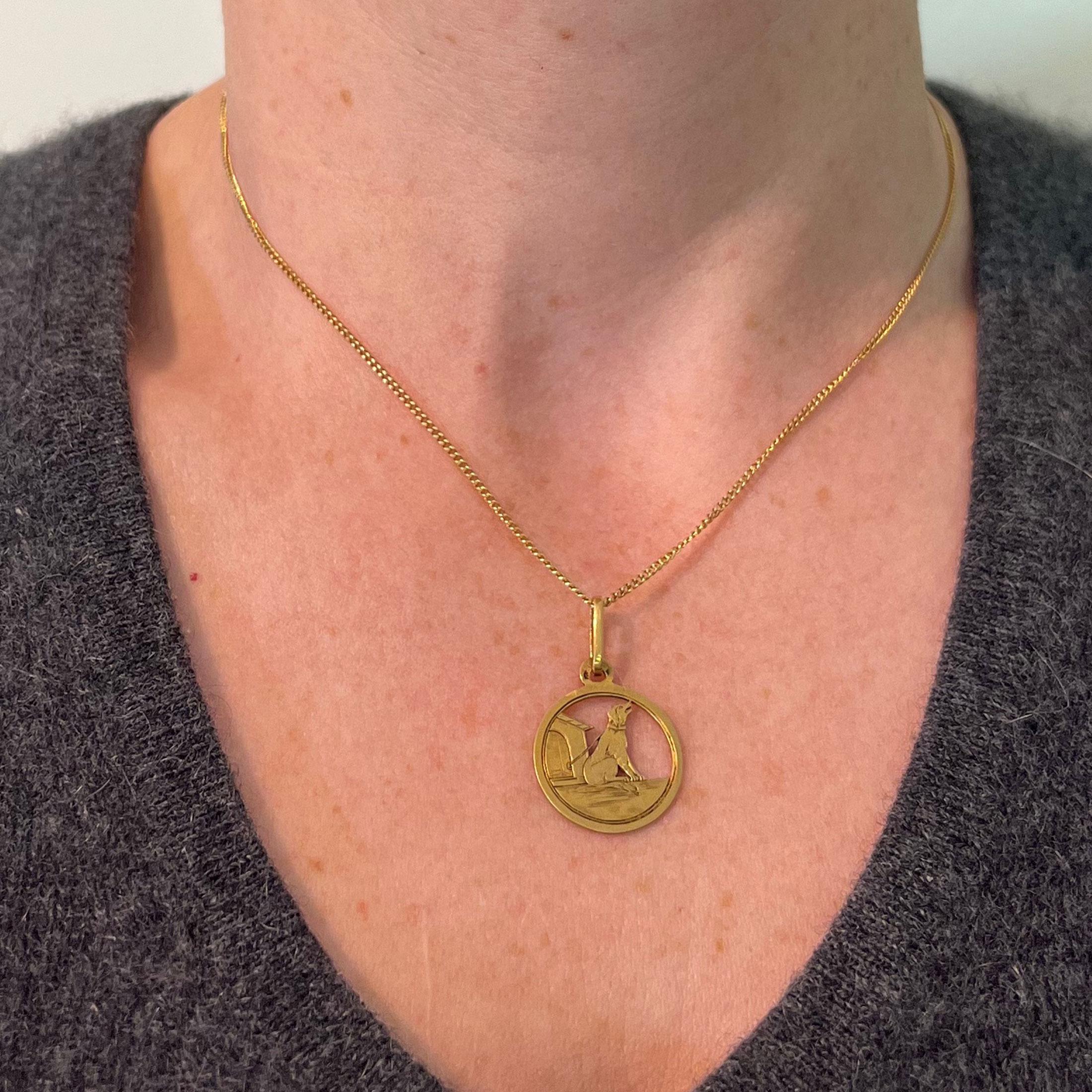 Pendentif en or jaune 18K avec breloque en forme de maison de chien en vente 1