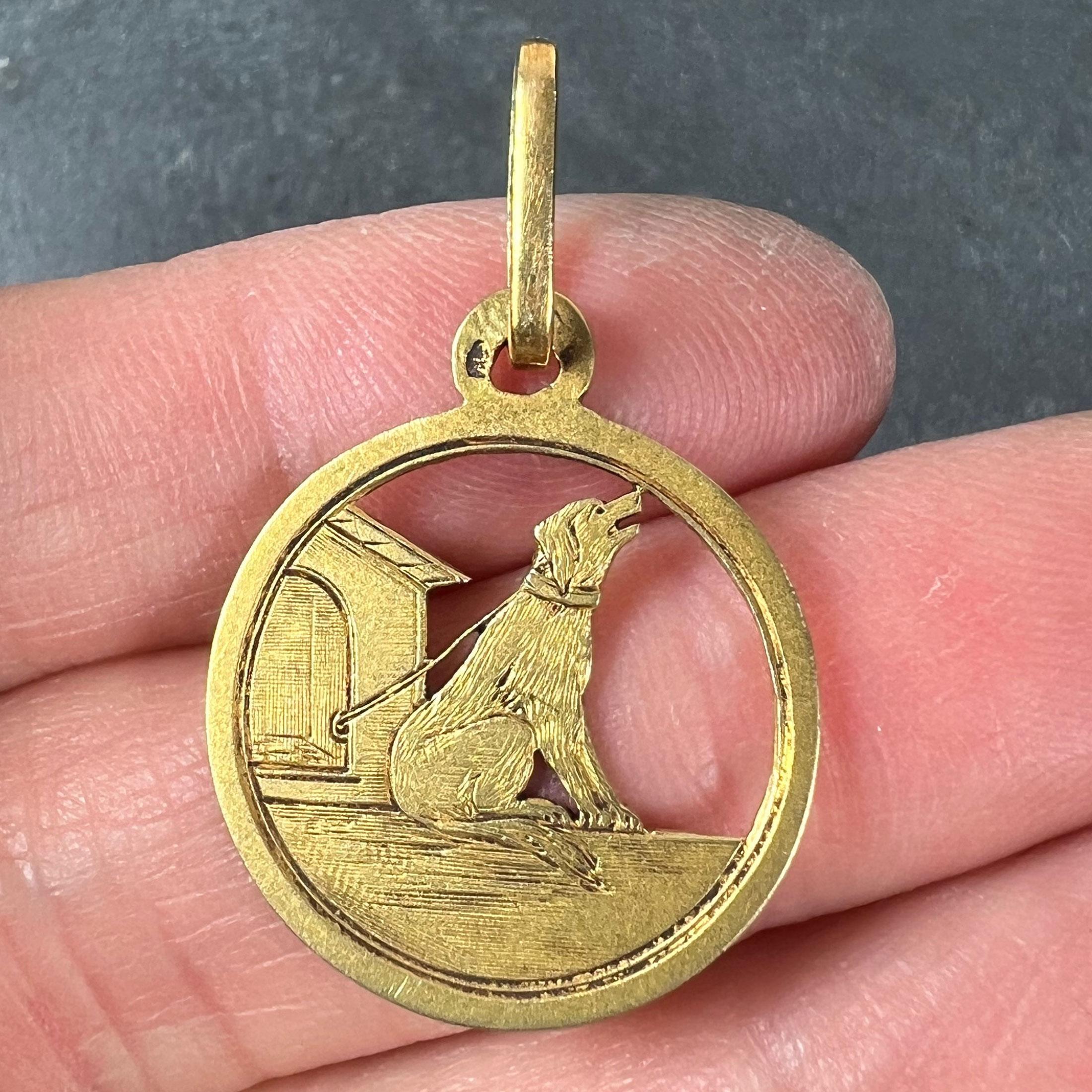 Pendentif en or jaune 18K avec breloque en forme de maison de chien en vente 2