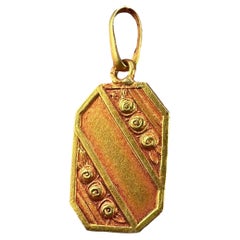 Colgante con charm de estilo Art Nouveau francés con rayas y rosas, en oro amarillo