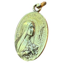 Pendentif français Brandt en or jaune 18 carats représentant Sainte Thérèse, médaille religieuse