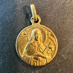 Pendentif religieux français Mazzoni en or jaune 18 carats représentant Sainte Thérèse