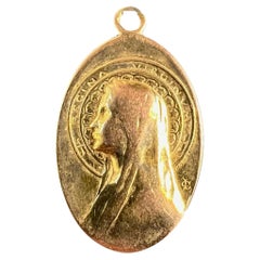Ciondolo medaglia in oro giallo 18 carati con l’immagine della Vergine Maria “Regina Virginium”