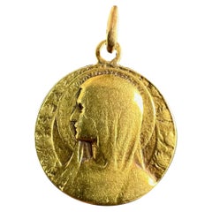 Ciondolo medaglia religiosa con rose e foglie della Madonna francese in oro giallo 18 carati