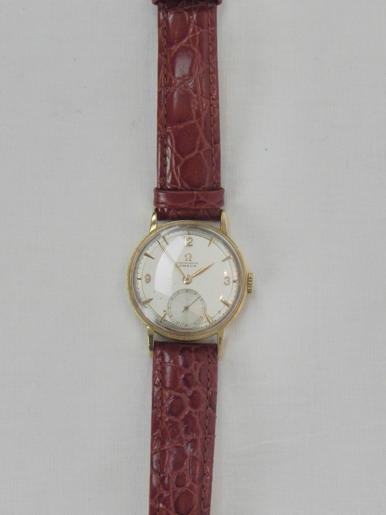 Omega 1950s Chronometer 18K yellow Gold Manual Wind .
Movement type 30-T2R .Good condition with original Sub second Dial .
Case and Movement in Good Condition. Dial is original with a few small spots on the Dial. Highly accurate Chronometer