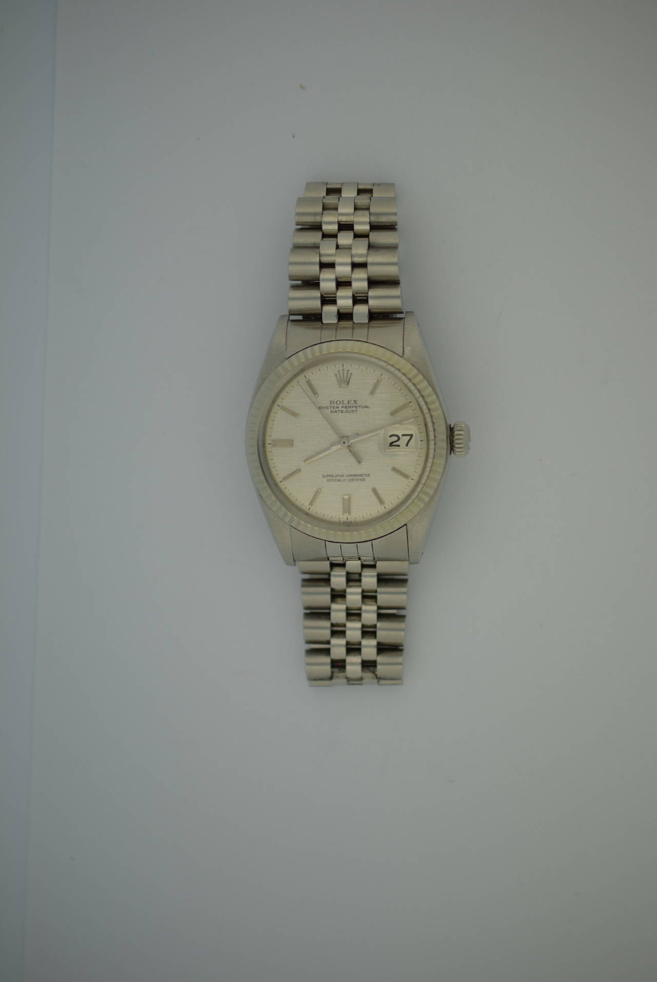 Rolex Classic Datejust Stainless Steel Case with 18K White Gold Bezel.
Reference 1601. Rolex Jubilee Band. Circa 1971.
Serial numbers: 3213466. Silvered Dial with Stainless stick markers.
Comes With Rolex Box. Watch is in very good condition and
