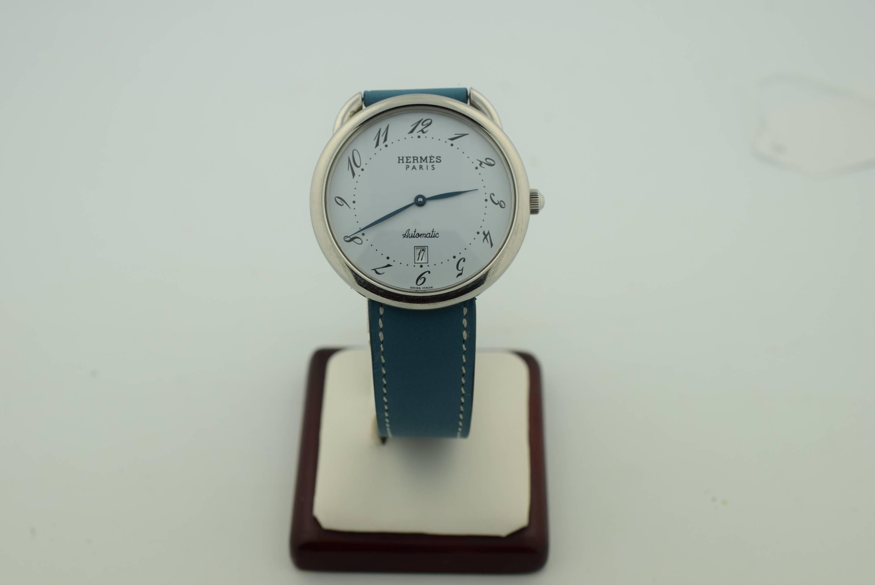Hermes Arceau Watch with stainless steel case 38mm, White dial, mechanical self-winding movement, 42 hour power reserve, 3 atm water resistance, Blue calfskin deployment strap, made in Switzerland
Excellent condition with minor scratches - New