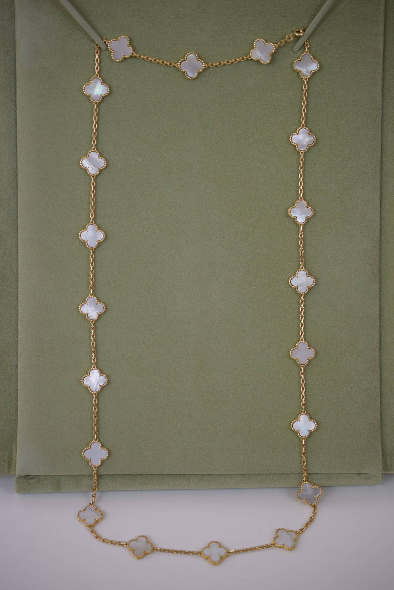 Van Cleef & Arpels Alhambra 20 Motif Mother-of-Pearl Gold Necklace In Excellent Condition In New York, NY