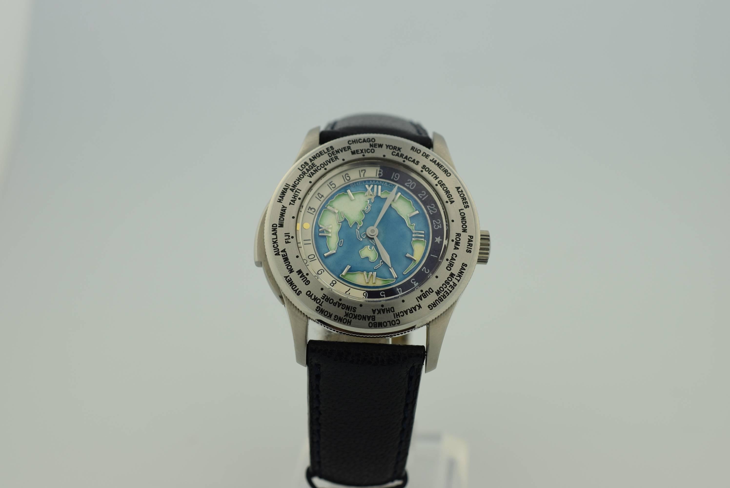 Shellman Weltzeit Minutenrepetition .Cloisinee Zifferblatt .Quarzwerk .
38 MM Gehäusedurchmesser .Silberne Platte Gehäuse mit einem Edelstahlboden .
Dunkelblaues Ziegenlederband mit Edelstahlschließe im Deployant-Stil.
Casio Uhrwerk .Discontued