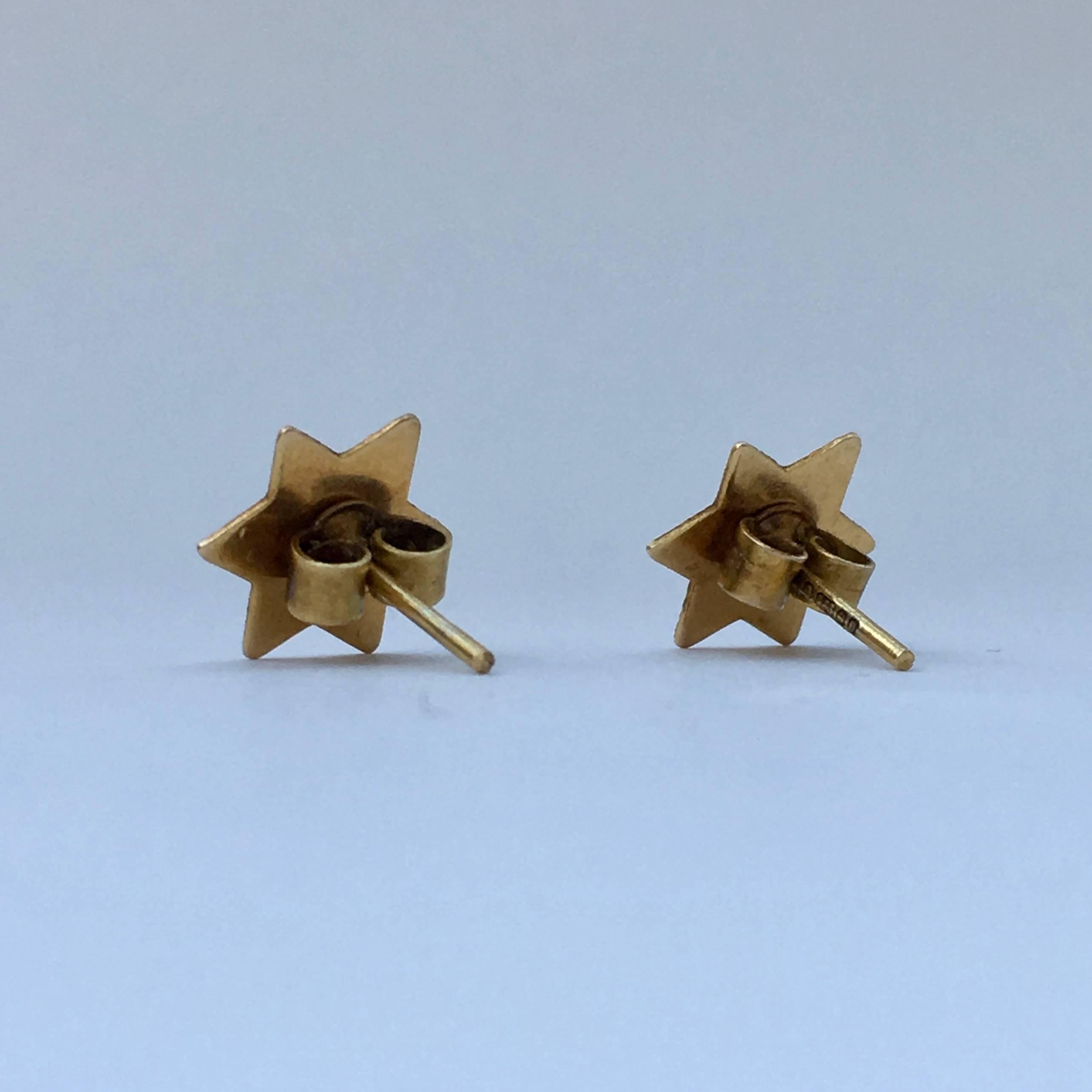 These 9ct gold star earrings are were made in England in 1978. Small but perfectly formed, they are just the right size to sit neatly on your earlobe. The faceting adds interest and texture, making them twinkle in the light. 

