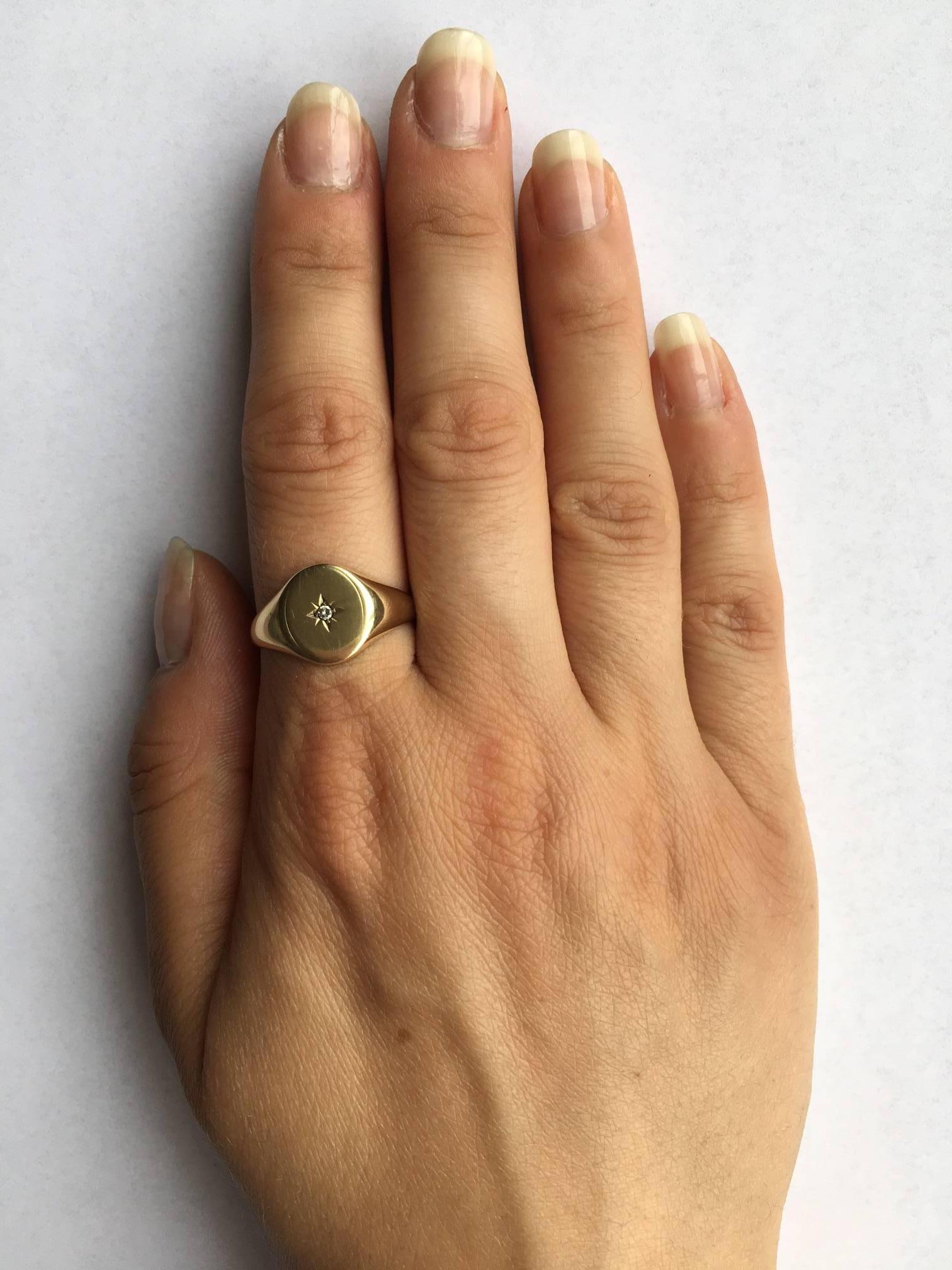 1960s Gypsy Set Diamond Starburst Gold Vintage Signet Ring In Excellent Condition In London, GB