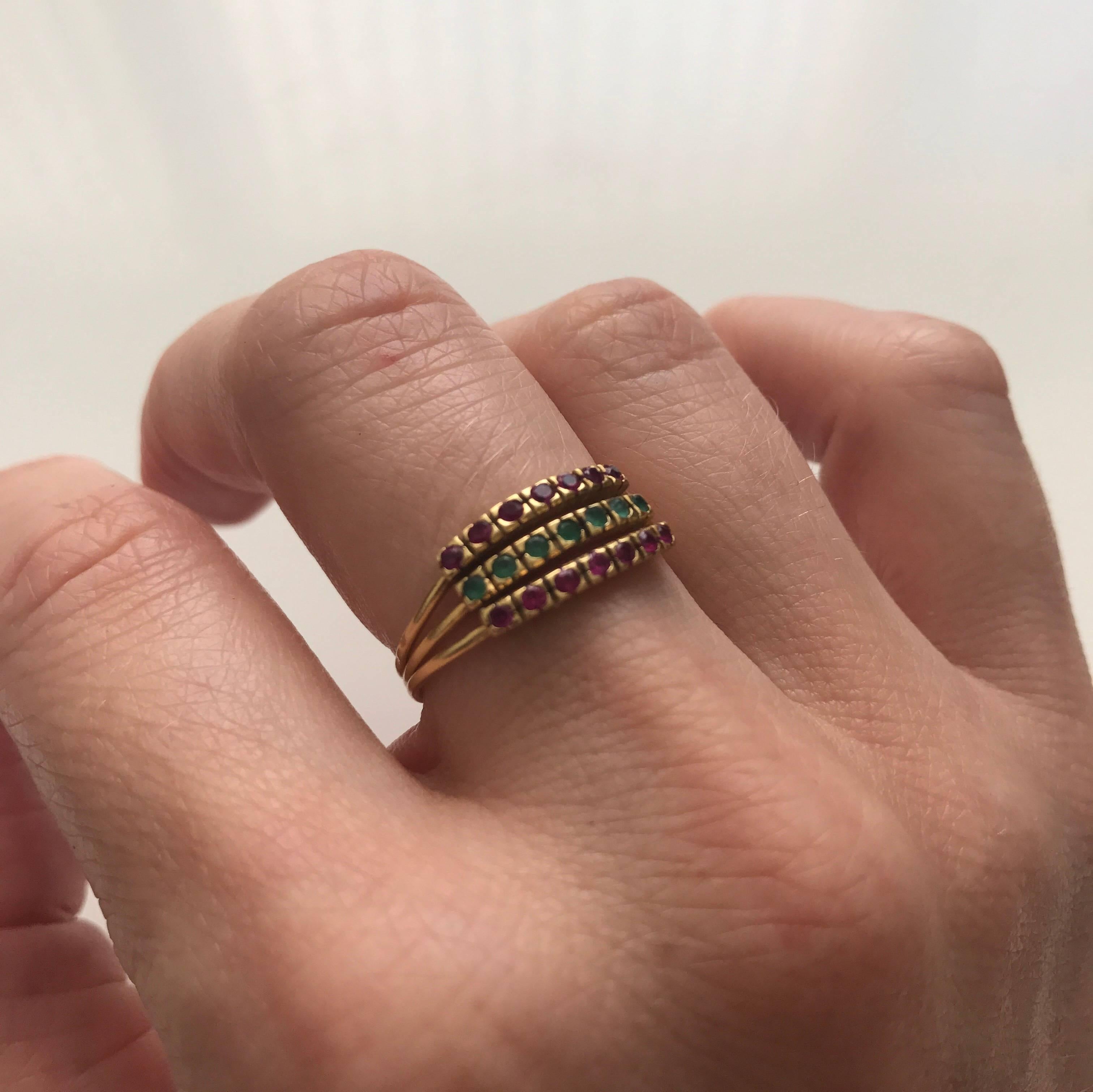 Emerald Ruby Vintage Jewelry Gemstone Rings Gold Harem Ring Trio Trinity Band In Excellent Condition For Sale In London, GB