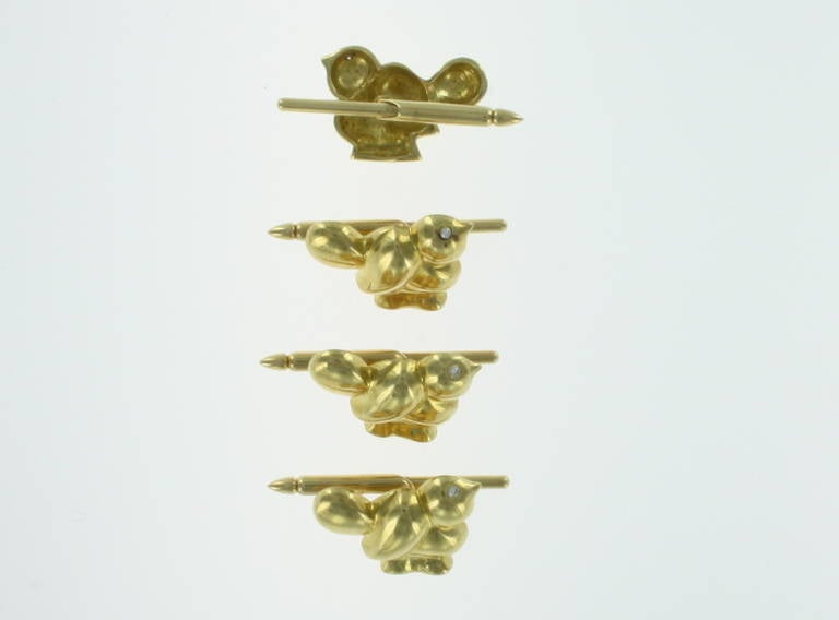 Cipullo Bird Motif Gold Cufflinks and Studs In New Condition For Sale In New York, NY