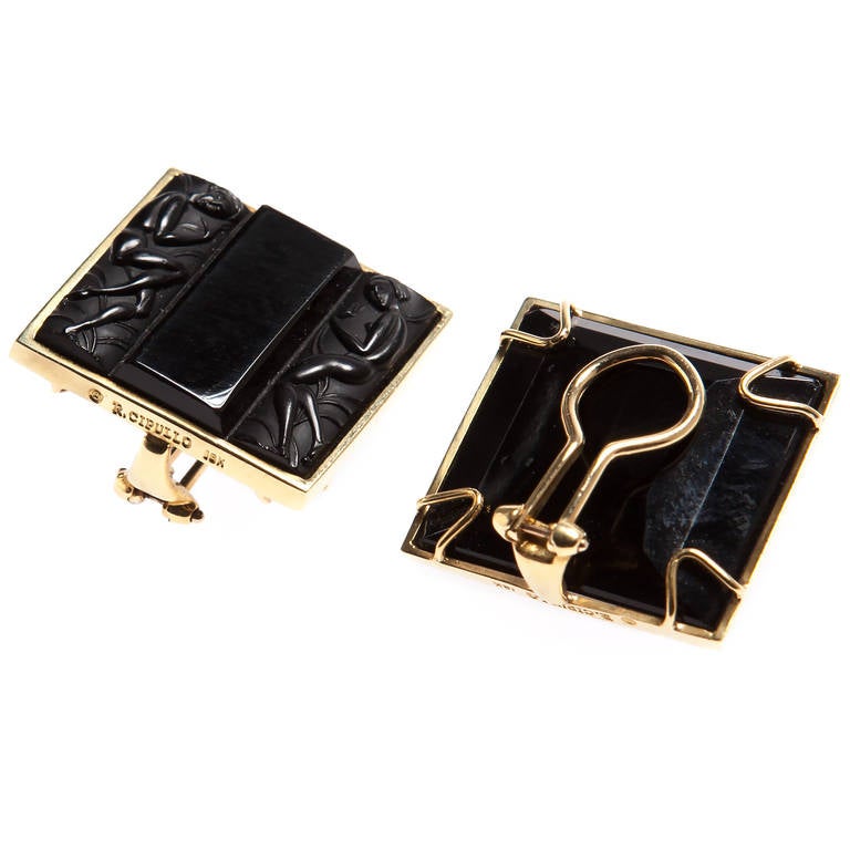 A vintage Renato CIpullo pair of earrings from the 1970's.
These beautiful earrings are set with Antique French Art Deco glass (Lalique) in 18kt gold with 18kt gold clips.