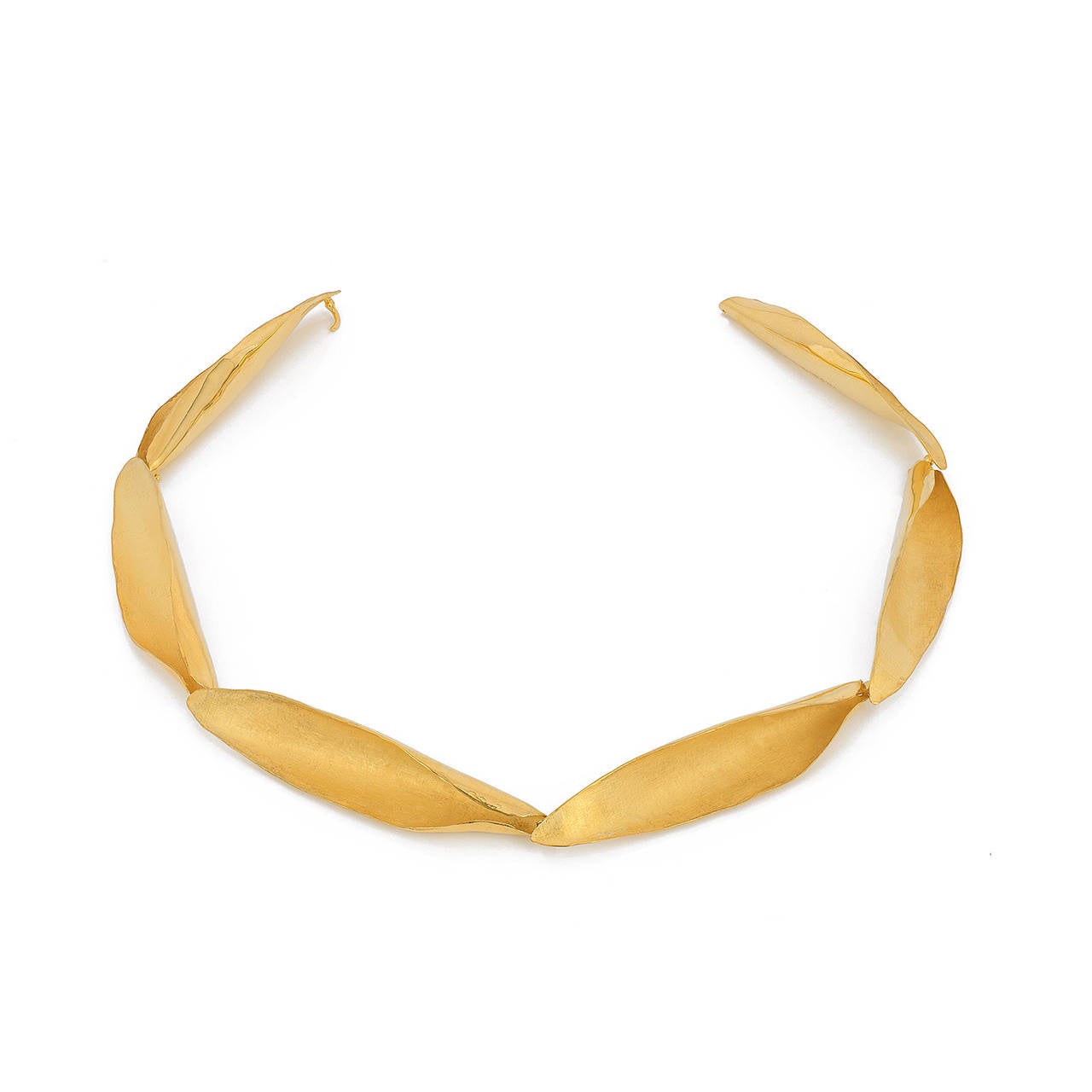 An exquisite Renato Cipullo 18kt Yellow gold necklace comprised of six beautifully crafted gold leaves that form an elegant seamless collar. Leaves have a polished exterior and soft matte interior.
Each leaf measures 7.2 cm x 1.6 cm