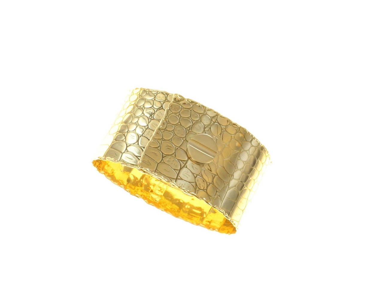 Stunning 18kt solid yellow gold Cuff.
Alligator pattern with signature Cipullo screw motif
Hidden closure
1 1/8 (28mm) width
Weight 38.8 Dwt
Inside circumference 6 3/4 inches