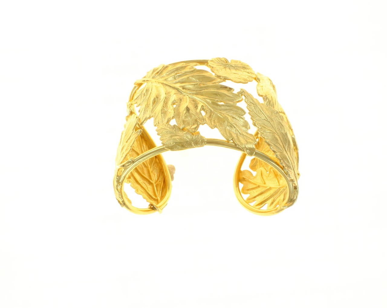 Delicate leaf motif cuff.
Sterling silver 24 carat 5 micron gold plated.