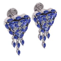 Boucles d'oreilles en or blanc Juliette Wooten avec halo de fleurs en diamants et tanzanite en forme de trillion