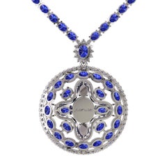 Collier tennis médaillon en or blanc avec saphir bleu et diamants de Juliette Wooten
