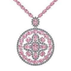 Collier tennis médaillon de Juliette Wooten en or blanc, saphir rose et diamant